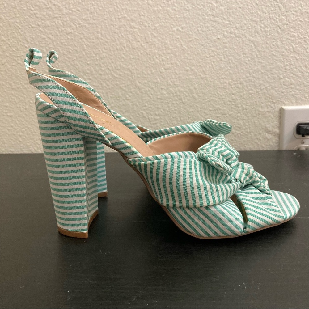 Qupid Peep Toe Bow Heels - Teal/White - Size 8.5